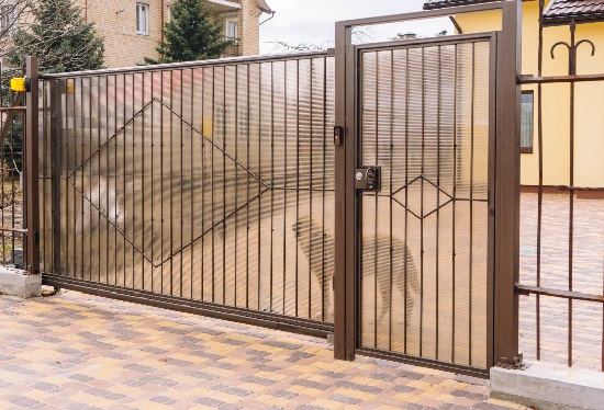 Купить ворота из профлиста с элементами ковки, с металлическими столбами в рамке или под дерево в Севастополе от 156930 руб